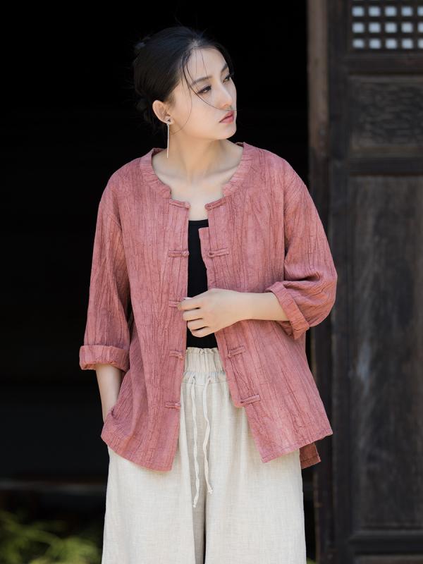 ・カテゴリ: 衬衫・スタイル: 文芸レトロ・主な素材: 苎麻、綿・柄: 無地・シルエット: ルーズフィット・着丈: ミディアム丈（約50cm超65cm以下）・ネックライン: スタンドカラー・袖丈: 九分袖・袖型: レギュラースリーブ・デザイン: タイダイ・カラー展開: レモンイエロー（手染め）、パープル（手染め）、ピンク（手染め）・サイズ展開: フリーサイズ・伸縮性: なし
