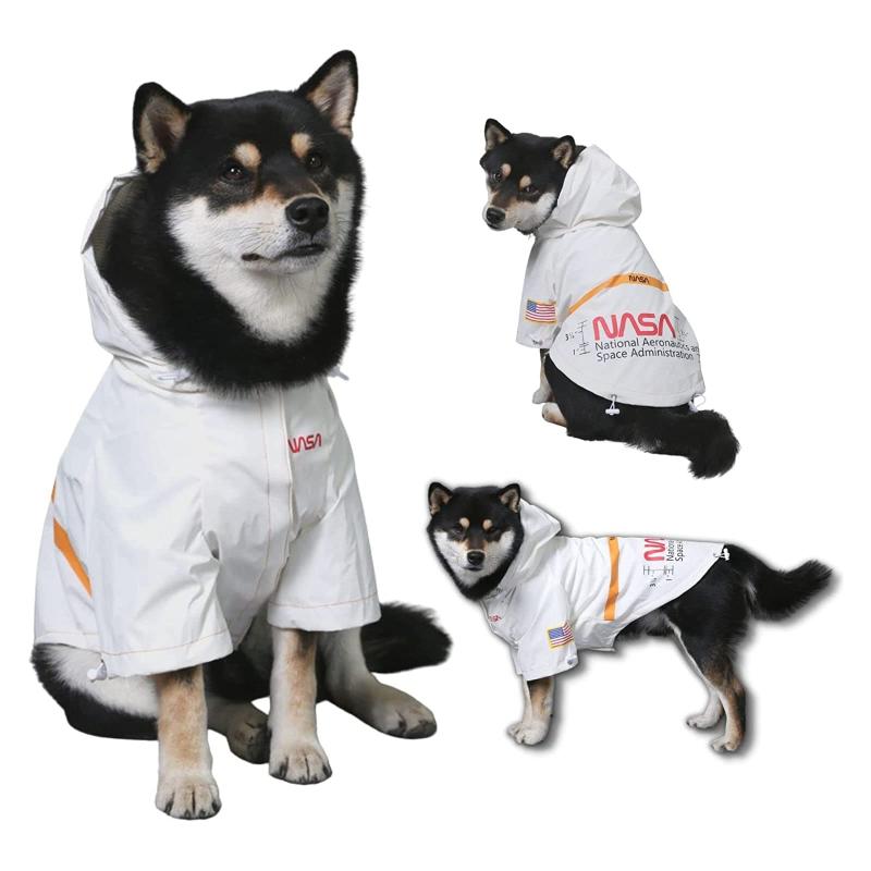 REEYAM 犬レインコート ドッグウェア 犬の服 犬用合羽 小型犬 中型犬 大型犬 反射効果 梅雨対策 脱着簡単 通気 軽い 快適 防水 防風【生地】防水加工されて防寒防水性優秀、裏地には柔らかいメッシュがあり、通気性と美しさを兼ね備えて着心地抜群です。【特徴】服にはほぼ全体反射素材を使用して反射効果レベルアップ、夜道の散歩も愛犬をキチント守ります。【細部】毛を挟まないようにファスナーの代わりマジックテープを選びました、リード穴も大きくして金具が通りやすい。袖口も裾もゴム付き、愛犬の体でサイズを調整可能。【用途】軽くて動きやすい設計、外に出る時に花粉・泥・ほこりなどの接触をなるべく防ぎます。【注意】猛ダッシュしやすい犬はリードを服の外に付けたほうがおすすめです。また、人工採寸なので、1～2cmの誤差がございます、予めご了承ください。