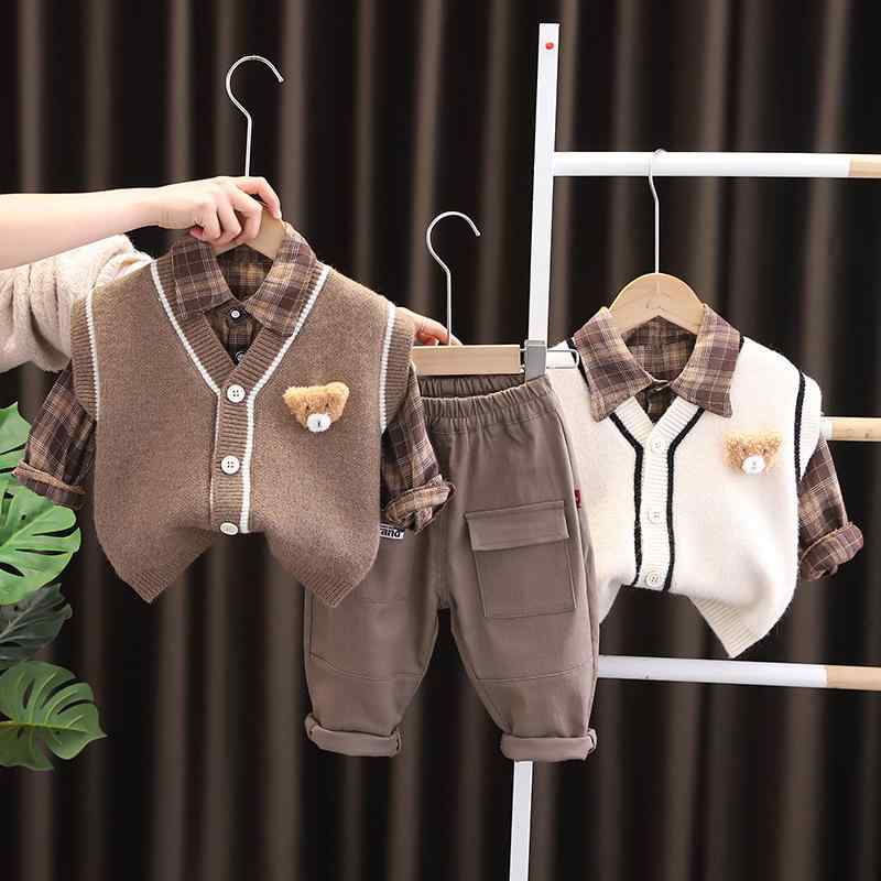 ・カテゴリ: 子ども用セットアップ・スタイル: 韓国風・セット内容: ベスト・トップス・パンツの3点セット・対象: ユニセックス・対象年齢: 中小童（3〜8歳、100〜140cm）・袖丈: 長袖・パンツ丈: ロング丈・生地加工: 柔軟処理・厚み: 普通・柄: キャラクター・主な素材: 綿95%・安全基準: A類・留め具の種類: シングルブレスト・カラー展開: アイボリー、ブラウン・サイズ展開: 80cm、90cm、100cm、110cm、120cm
