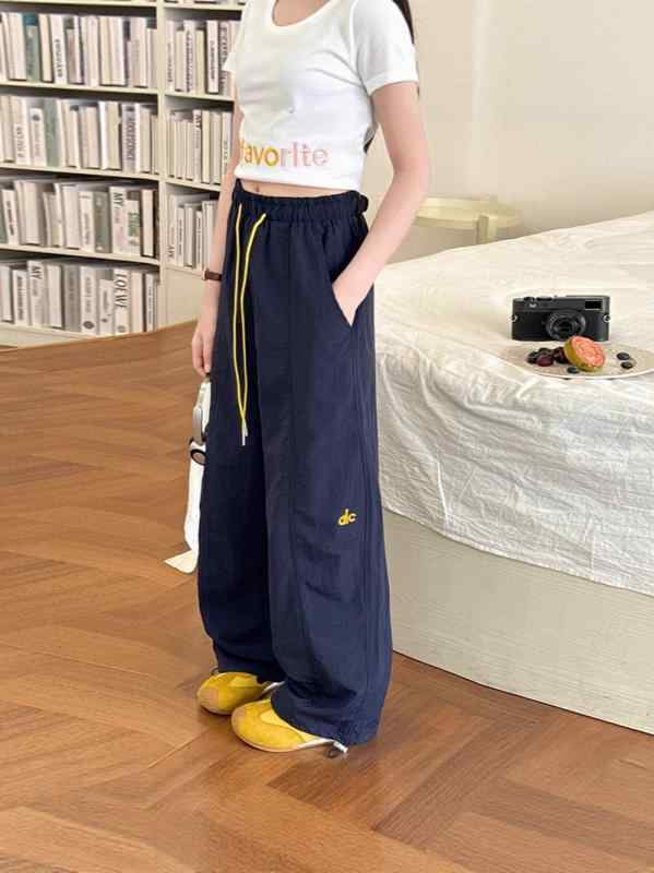 ・スタイル: 韓国風・生地素材: タスラン・安全基準: B類・パンツ丈: ロングパンツ・対象性別: 女の子・対象年齢: 子ども（8歳以上、身長140cm以上）・生地加工: 柔軟加工・柄: 無地・デザイン要素: スポーツ、トレンド・股上: ミドルライズ・カラー展開: ネイビー、レッド、マスタードイエロー・対象身長: 120cm、130cm、140cm、150cm、160cm、170cm・カテゴリ: キッズパンツ