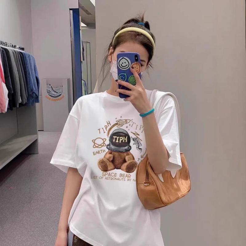 ・カテゴリ: Tシャツ・スタイル: ストリートカジュアル・主な素材: 綿95%以上・柄: アニマル柄、3D立体プリント・衣丈: ミディアムロング丈（約65cm〜80cm）・ネックライン: クルーネック・袖丈: 半袖・袖型: レギュラースリーブ・シルエット: レギュラーフィット・カラー展開: ホワイト（ローズベア）、ブラック（ローズベア）、ホワイト（バケーションベア）、ブラック（バケーションベア）、ホワイト（テディベア）、ブラック（テディベア）、ホワイト（UCベア）、ブラック（UCベア）、ホワイト（ハートベア）、ブラック（ハートベア）、ホワイト（ベースボールベア）、ブラック（ベースボールベア）、ホワイト（トレンドラビットガール）、ブラック（トレンドラビットガール）、ホワイト（ADベア）、ブラック（ADベア）、ホワイト（ブルーハットベア）、ブラック（ブルーハットベア）・サイズ展開: S、M、L、XL、2XL、3XL、4XL