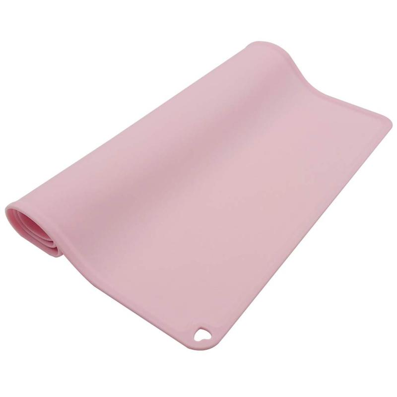 Braheart BIGサイズ60*40 *0.5cm ペット用 トイレマット ランチョンマット 食事マット 薄型 犬用 猫用 撥水 フードマット シンプル お手入れ簡単 滑り止め 軽量 飛び散り防止【薄型&amp;防汚機能】薄いやわらかい滑りにくいシリコン製の厚さ5mmの薄型設計で、滑りにくいです。段差がほとんどなく、高齢のワンちゃんでも安心です。【トイレシート用にも大活躍】猫のトイレの出入り口にセットすれば、トイレ辺りの砂の飛び散りも安心です。【BIGサイズ】サイズは60*40*0.5cmで、とっても大きいです各種体型のワンちゃんやネコちゃんにも最適です。ワンちゃん＆ネコちゃんは美味しい食べ物を楽しむと同じに、床の清潔を維持できます【良材使用】シリコン製で柔らかく丈夫で水にも強いので、汚れたら水道で水洗いすればアッという間に綺麗になります。【お手入れ簡単】このマットなら掃除も簡単だし滑り止めにもなるので便利です。雑巾でマットの表面を拭いています。お手入れも簡単で嬉しいですね。