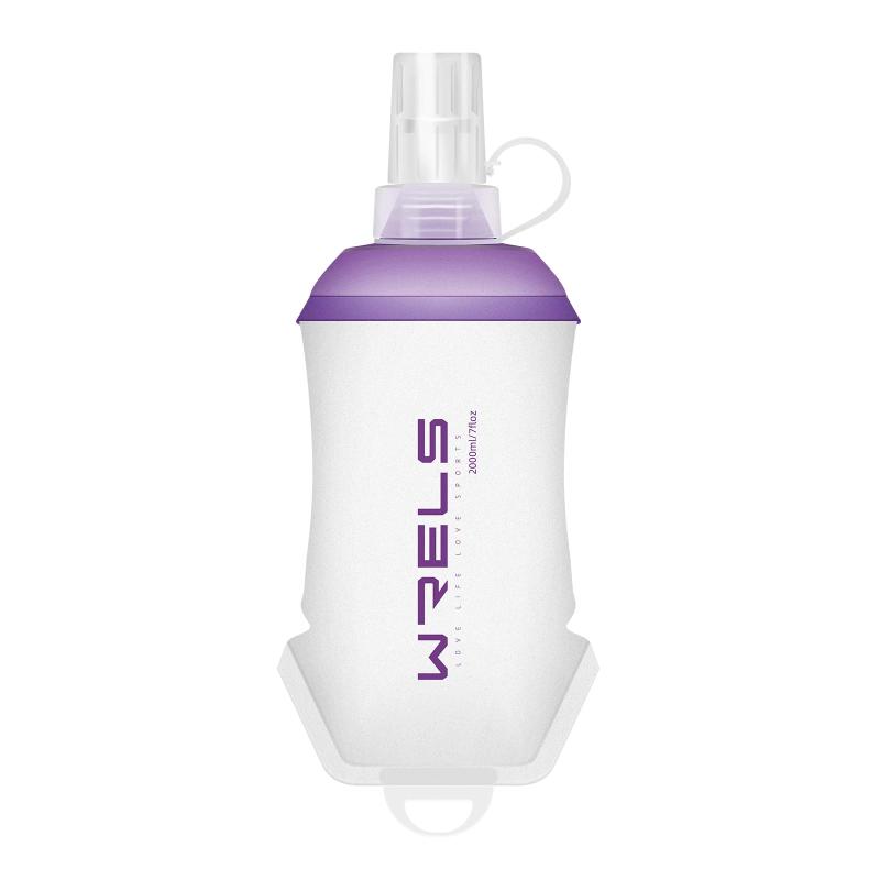 ソフトフラスク ランニング ボトル 500ml/350ml/200ml ハイドレーション 給水ボトル 水筒 折り畳み マラソン トレイルラン 登山 ジョギング 防塵キャップ付き【ソフトフラスクとは】ソフトフラスクとは柔らかい樹脂で作られ、中身が減るとコンパクトにまとめることができる給水ボトルです。スポーツをする方にどこでもいつでも飲みやすく。 折りたたみ可能なソフトフラスクです。 キャップの開閉が無いので飲みやすく、口にくわえて軽く噛みながら吸い込むことで飲める仕様になっております。【ソフトフラスクの飲み方】こちらソフトフラスクの容量は、500ml・350ml・200mlの3種類があります。 ソフトフラスクは、飲み口を軽く噛みボトルを握ることで中身を飲める仕組みとなっています。 ボトルを握って水を押し出すので、上を向かなくても給水が可能です。【コンパクトに収納できる】ポケットにぴったりフィットする柔軟でソフトな素材を採用。フラスクは飲むと圧縮されるので、水が跳ねたり揺れる心配もありません。正確な残量も一目で確認できます。ソフトフラスクは胴体が柔らかいビニール製なので、中身が入っていない時は折り畳んでコンパクトにできます。ソフトフラスクは使用しない場合、コンパクトに収納できますので、荷物の負担になりません。【素材】BPAフリー、食品グレードでBPAを含まないシリコンと耐久性と柔軟性に優れたTPU（熱可塑性ポリウレタン）を採用してます。無害無臭で安全性が高いです。新しいボトルはやや匂いがあります。初使用前に米のとぎ汁、緑茶、角砂糖、お酢などを入れて置くのは匂いを軽減させる効果があります。さらに、重曹で洗うのもおすすめです。適用温度：0〜40℃対応。飲み口の汚れを防ぐには、飲み口に防塵カバーが付いている【柔らかいので装着時体に当たっても痛くない】固形のハードボトルを使用した場合、硬いので長時間使用した時、体に当たっている部分に痛みが出ることもあります。ソフトフラスクの場合、柔らかいので長時間の使用でも痛みが出ることは、ほぼありません。