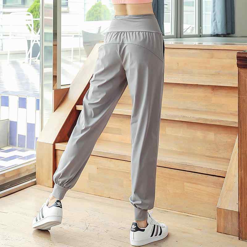 ・カテゴリ: ロングパンツ・機能: 高弾性・対象性別: レディース・柄: 無地・素材: ナイロン75%・カラー展開: グレー高腰パンツ、ブラック高腰パンツ、ネイビー高腰パンツ、ピンクセット、ブラックセット、コーヒーセット、ホワイトアウター高腰パンツセット、ホワイトアウター+ネイビーパンツ、ブラックアウター高腰パンツセット、ピンク3点セット、ブラック3点セット、コーヒー3点セット、ホワイトアウター高腰パンツ3点セット、ホワイトアウター+ブラ+ネイビーパンツ、ブラックアウター高腰パンツ3点セット・サイズ展開: S、M、L、XL、XXL、XXXL・着用シーン: ランニング、フィットネス、スポーツ・袖丈: 半袖・着用方法: プルオーバー・上下セット分類: セットアップ・ボトムススタイル: ジョガーパンツ・着丈: ヒップ丈・シルエット: ルーズフィット・デザイン: ポケット