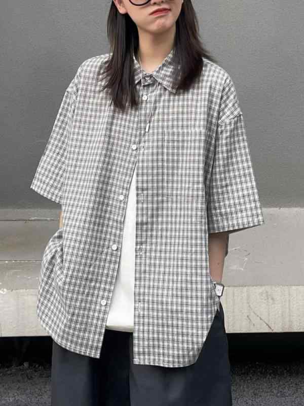 ・カテゴリ: シャツ・スタイル: レトロ、ストリート・主な素材: 綿 70%以上 80%未満・柄: ボーダー、チェック・デザイン: フェイクレイヤード・袖丈: 半袖・仕様: イージーケア加工・シルエット: ルーズフィット・着丈: ミディアム丈（約65cm〜80cm）・ネックライン: レギュラーカラー・袖型: レギュラースリーブ・カラー展開: グレー・サイズ展開: M、L、XL、XXL、XXXL