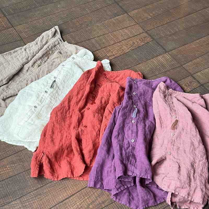 ・カテゴリ: 衬衫・スタイル: チャイナ風、ヴィンテージ風・主な素材: 麻100%・ネックライン: クルーネック・袖丈: 長袖・袖型: レギュラースリーブ・加工: 製品洗い・着丈: ミディアム丈（約50cm超、65cm以下）・カラー展開: スイカレッド、レンコンピンク、ナスパープル、ホワイト、ヘザーグレー・サイズ展開: フリーサイズ