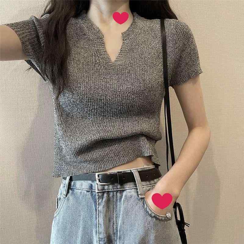 ・カテゴリ: Tシャツ・主な素材: アクリル30%以下・柄: 無地、プリント・スタイル: プルオーバー、お姉さん風、お嬢様風・袖丈: 長袖・クラフト: プリント・シルエット: スリムフィット・着丈: ショート丈（40cm超50cm以下）・ネックライン: Uネック・袖型: レギュラースリーブ・カラー展開: グレー（無地）、ブラック（無地）、ホワイト（無地）・サイズ展開: M（推奨45-50kg）、L（推奨50-60kg）、XL（推奨60-67.5kg）・着用シーン: 日常・柔らかさ: 適中・対象: ユニセックス