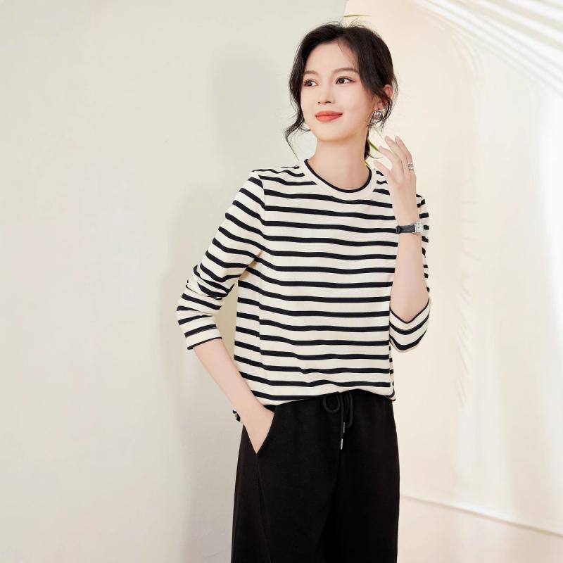 ・カテゴリ: Tシャツ・スタイル: カジュアル、シンプル・主な素材: 綿 90%以上95%未満、ポリウレタン 30%以下・ネックライン: クルーネック・袖丈: 長袖・袖の種類: レギュラースリーブ・シルエット: レギュラーフィット・着丈: ミディアム丈（約50cm-65cm）・デザイン特徴: バイカラー・カラー展開: アプリコットブラックストライプ・サイズ展開: S、M、L、XL