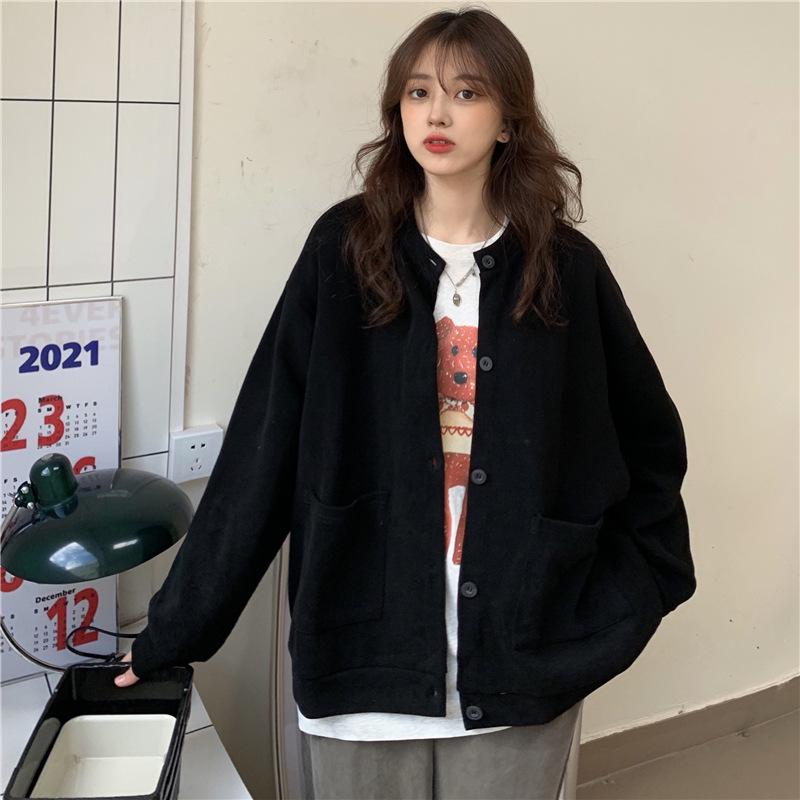 スウェット レディース 長袖 カーディガン ブラック オールシーズン ゆったり 無地 ボタン付き 羽織り アウター ルームウェア 部屋着 普段着・カテゴリ: トレーナー・パーカー・柄: 無地・スタイル: 通勤風・フィット感: ルーズ・セット内容: 単品・着丈: ミドル丈(65cm〜80cm)・袖丈: 長袖・袖型: スタンダードスリーブ・ネックライン: クルーネック・厚さ: 普通・装飾: ボタン・技法: パッチワーク・素材: コットン、ポリエステル・カラー展開: 紫青、ホワイト、グリーン、ブラック、ライトグレー・サイズ展開: フリーサイズ・性別: レディース