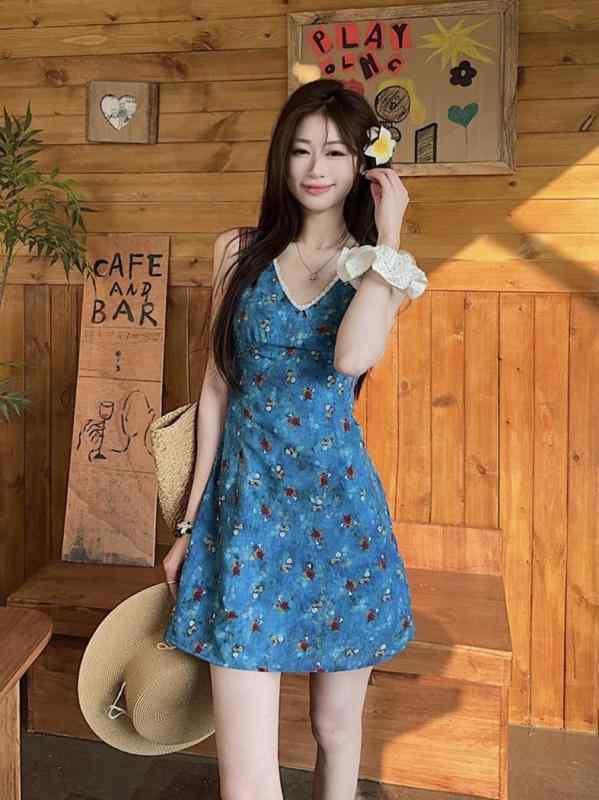 {"result": "ワンピース レディース 春夏 フレンチスタイル Vネック 花柄 青 レトロ ノースリーブ ミモレ丈 Aライン 着痩せ ウエストマーク きれいめ 上品 フェミニン 普段使い お出かけ デート"}・素材: ポリエステル・柄: 小花柄・加工: パッチワーク・スタイル: プルオーバー・セット内容: 単品・スカート丈: ミニ丈・シルエット: Aライン・襟: Vネック・袖: ノースリーブ・ウエスト: ハイウエスト・トレンド: レース・カラー展開: ブルー・サイズ展開: フリーサイズ（57.5kg以内）・テイスト: ナチュラル・スイート・素材混用率: 90%以上95%未満・カテゴリー: ワンピース