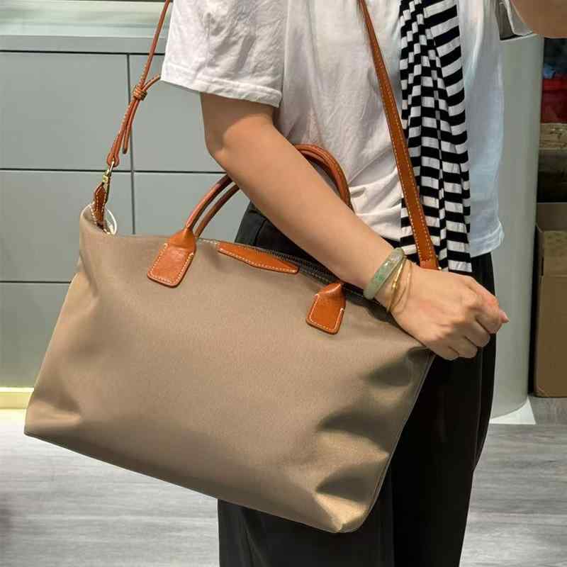 バッグ レディース トートバッグ 本革 牛革 防水 旅行用 鞄 肩掛け 斜め掛け ビジネスバッグ 通勤用 大容量 PCバッグ おしゃれ シンプル