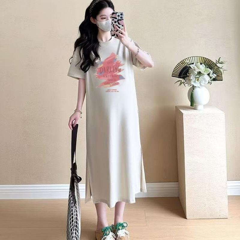 ワンピース レディース 妊婦 マタニティ 授乳服 Tシャツワンピース 半袖 綿 伸縮性 ゆったり 大きいサイズ ロング丈 リラックス カジュアル ルームウェア 部屋着 ママ お腹周り楽々 体型カバー 無地・カテゴリ: ワンピース・ネックライン: クルーネック・袖丈: 三分袖・素材: 綿95%以上・柄: アルファベット、数字、文字・スカート丈: マキシ丈・カラー展開: ダークグレー、ミルクティーカラー、ホワイト・サイズ展開: M, L, XL, 2XL, 3XL・スカートタイプ: 不規則な裾・スタイル: ストリート・袖タイプ: レギュラー
