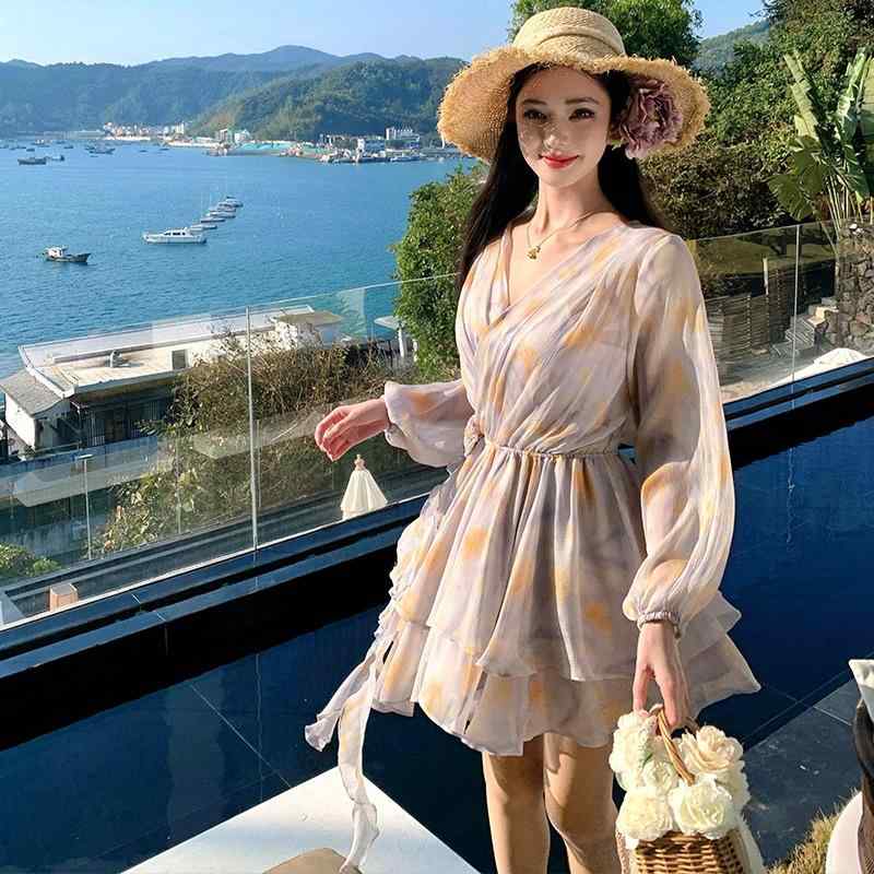 ワンピース レディース 春夏 Vネック シフォン 花柄 ティアード ミニ丈 ウエストマーク パープル おしゃれ フェミニン・素材: シフォン・柄: 花柄・加工: 捺染・スタイル: Vネック・組み合わせ: 単品・スカート丈: ミニ丈・スカート型: フレアスカート・ネックライン: Vネック・袖型: パフスリーブ・袖丈: 長袖・ウエスト: ミドルウエスト・流行要素: 20213・主な素材成分: PVC・カラー展開: 短スカート+キャミソール+花柄・サイズ展開: S, M, L・スタイルカテゴリー: 文芸レトロ・スタイル: チャイナ風・カテゴリー: ワンピース