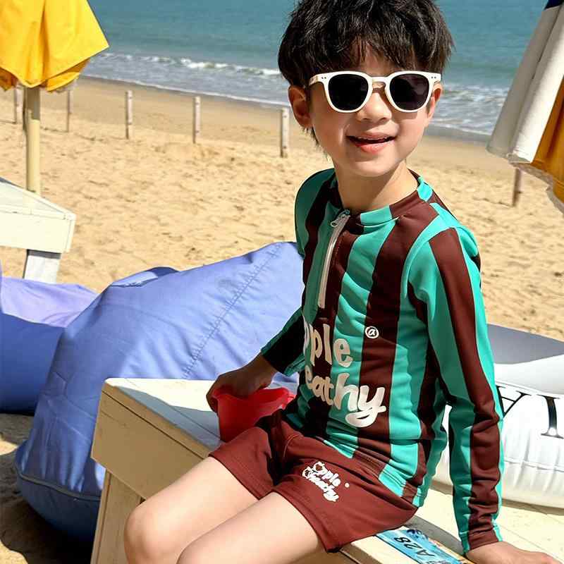 水着 キッズ 男の子 女の子 長袖 セットアップ ラッシュガード UVカット 紫外線対策 ボーダー 配色 おしゃれ スイムウェア ビーチ 海水浴 プール リゾート 子供服・対象年齢: 12345678・性別: 男性・スタイル: 韓国風・表地素材: ポリエステル100%・裏地素材: ポリエステル100%・重量: 約0.3kg・用途: 水泳、水遊び・カラー展開: アップルグリーン×ブラウンストライプ・サイズ展開: 90,100,110,120,130,140・タイプ: 三角パンツ,ビキニ,トランクス,ワンピース水着,セパレート水着