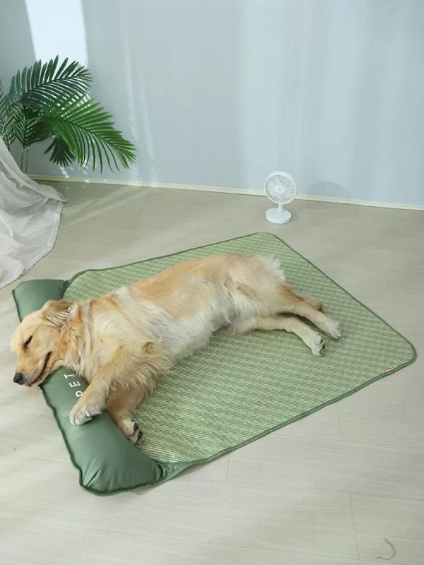 ペットベッド 涼感マット 犬用 クールマット 夏用 冷感マット ひんやり 大型犬用 犬 涼しい 夏用ベッド ペット用 洗える ペット用品・カテゴリ: ペットマット・主な素材: ポリエステル・カラー展開: グリーン, グレー・サイズ展開: 小 (推奨5kg以内), 中 (推奨15kg以内), 大 (推奨25kg以内), 超大 (推奨40kg以内)・対象: 犬