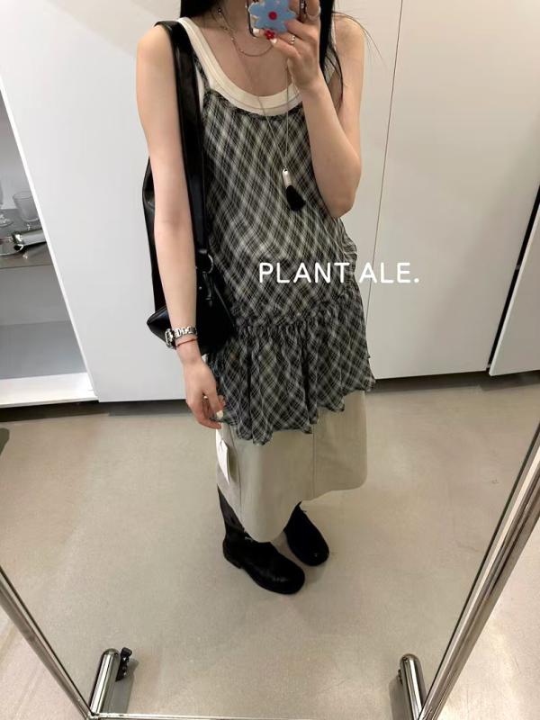 ワンピース レディース 春夏 キャミソールワンピース フレンチ ヴィンテージ風 チェック柄 シフォン ノースリーブ レイヤード フリル Aライン フレア ロング丈 マキシ丈 大人かわいい 上品 きれいめ カジュアル デート お出かけ リゾート 柔らかい ・素材: ポリエステル・柄: 無地・加工: プリーツ・スタイル: キャミソール・構成: 単品・スカート丈: ショート丈・シルエット: ウエストマーク・ネックライン: ラウンドネック・袖丈: ノースリーブ・ウエスト: ハイウエスト・流行の要素: ウエストマーク・カラー展開: グリーンチェック・サイズ展開: フリーサイズ・カテゴリ: ワンピース・利用シーン: カジュアル、ショッピング、デート・フィット感: フレア