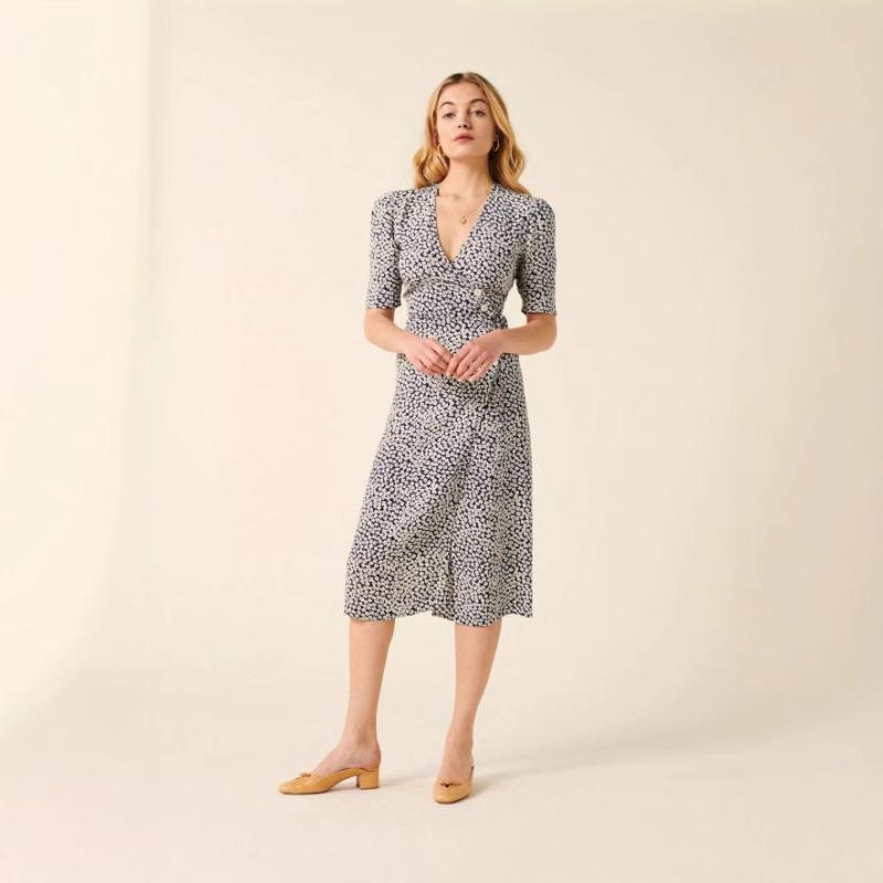ワンピース レディース 春夏 フレンチ ヴィンテージ風 カシュクール 小花柄 プリント Vネック スリム ロング丈 きれいめ 普段使い デート 女子会 ポリエステル・素材: ポリエステル・柄: 花柄・製法: プリント/染色・構成: 単品・スカート丈: ミモレ丈・襟: Vネック・袖のタイプ: 通常袖・袖丈: 半袖・素材構成: ポリエステル95%以上・カラー展開: イエロー,ブルー・サイズ展開: S,M,L・スタイル: 通勤スタイル