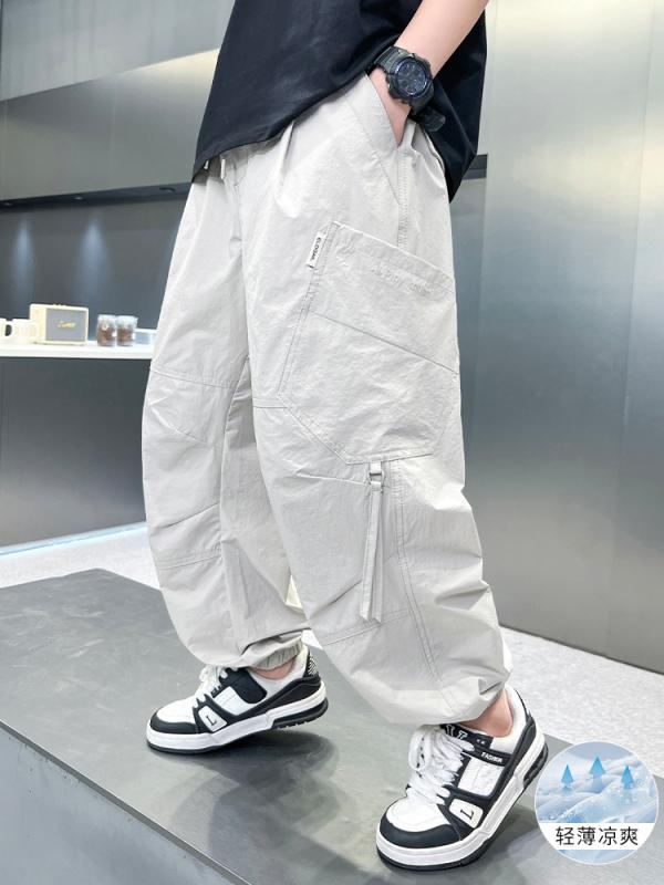 ロングパンツ 男の子 キッズ 長ズボン 子供服 束脚 ジョガーパンツ カーゴパンツ 薄手 通気性 防蚊 動きやすい 普段使い 通学 スポーツ カジュアル オールシーズン・スタイル: カジュアル・素材: 綿100%・安全基準: B類・パンツ丈: ロングパンツ・主素材成分割合: 67%・対象性別: 男児・対象年齢: 中大童(8歳以上、140cm以上)・デザイン: カーゴパンツ・柄: 無地・元素: トレンド・縫製仕様: 平縫い12~14針/3cm・仕上げ: 糸処理済み・ウエスト: ミドルウエスト・カラー展開: ライトグレー、グリーン・サイズ展開: 120cm、130cm、140cm、150cm、160cm、170cm・加工: 柔軟加工・カテゴリ: 子供用パンツ
