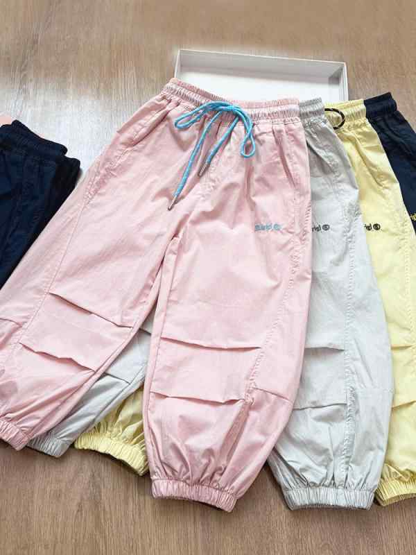 ロングパンツ 女の子 キッズ ズボン 夏用 涼しい 通気性 綿 コットン 薄手 動きやすい 運動用 普段着 散歩用 虫除け 快適 柔らかい 軽い ゆったり ウエストゴム カジュアル スポーティ 字母 ロゴ カーゴパンツ プリーツ 9分丈