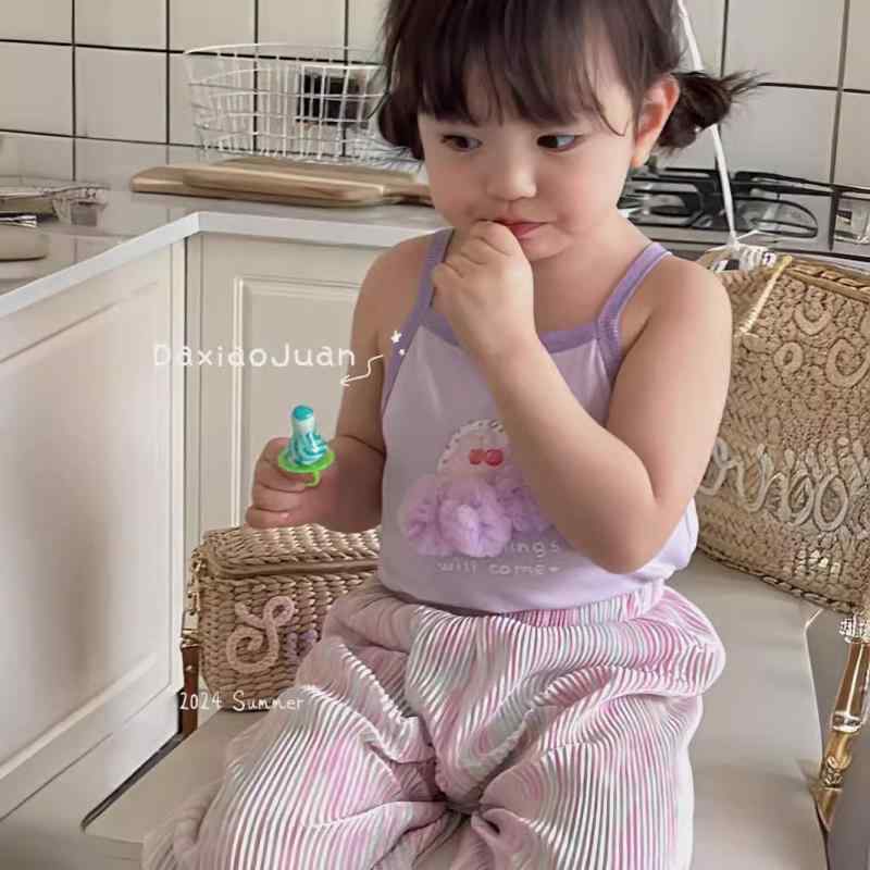 ロングパンツ キッズ 女の子 ガールズ 春夏 カジュアル ボトムス ストレート ワイドパンツ ゆったり かわいい 韓国風 子供服・スタイル: 韓国風・素材: 化繊混紡・安全等級: Aクラス・パンツ丈: 九分丈・主素材成分: ポリエステル・主素材配合率: 90%・対象性別: 女児・対象年齢: 1〜3歳・カテゴリ: カジュアルパンツ・素材加工: 柔軟加工・柄: 花柄・スタイル要素: 田園風、レース・パンツウエスト: 中ウエスト・カラー展開: ピンクチェック、ブルーチェック、ベージュ地カラフルドット、紫緑カラフル・サイズ展開: 90cm、100cm、110cm、120cm、130cm、140cm・製品カテゴリ: 子供用パンツ
