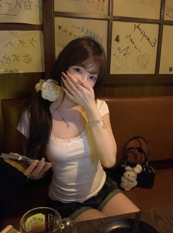 Tシャツ レディース カットソー フェイクレイヤード レース スリム タイト 着痩せ ウエストマーク セクシー ピュア カジュアル 大人かわいい 重ね着風 春夏・素材: ポリエステル・柄: 無地・スタイル: プルオーバー・袖丈: 半袖・工芸: プリーツ加工・シルエット: スリムフィット・着丈: 普通(50cm-65cm)・襟型: スクエアネック・袖型: スタンダード袖・流行の要素: レース・カラー展開: ホワイト・サイズ展開: S,M,L,XL・テイスト: 清新・スイート、スクール風、セクシー・カテゴリ: Tシャツ