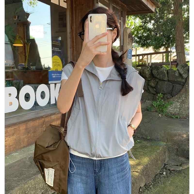 ジャケット レディース ショート丈 アウター 春夏 フード付き ジップアップ 韓国風 軽やか 涼しい カジュアル シンプル 通気性・カテゴリ: アウター・スタイル: ヴィンテージ、コンフォートカジュアル・素材: ナイロン・ネックライン: フード付き・袖丈: ノースリーブ・柄: 無地・フィット: レギュラー・着丈: 普通丈(50cm〜65cm)・厚さ: 薄手・デザイン: ジッパー・仕上げ: ステッチ・構成: 単品・カラー展開: グレー、ブラック、ベージュ、カーキ・サイズ展開: ワンサイズ・対象性別: レディース・対象年齢: 大人