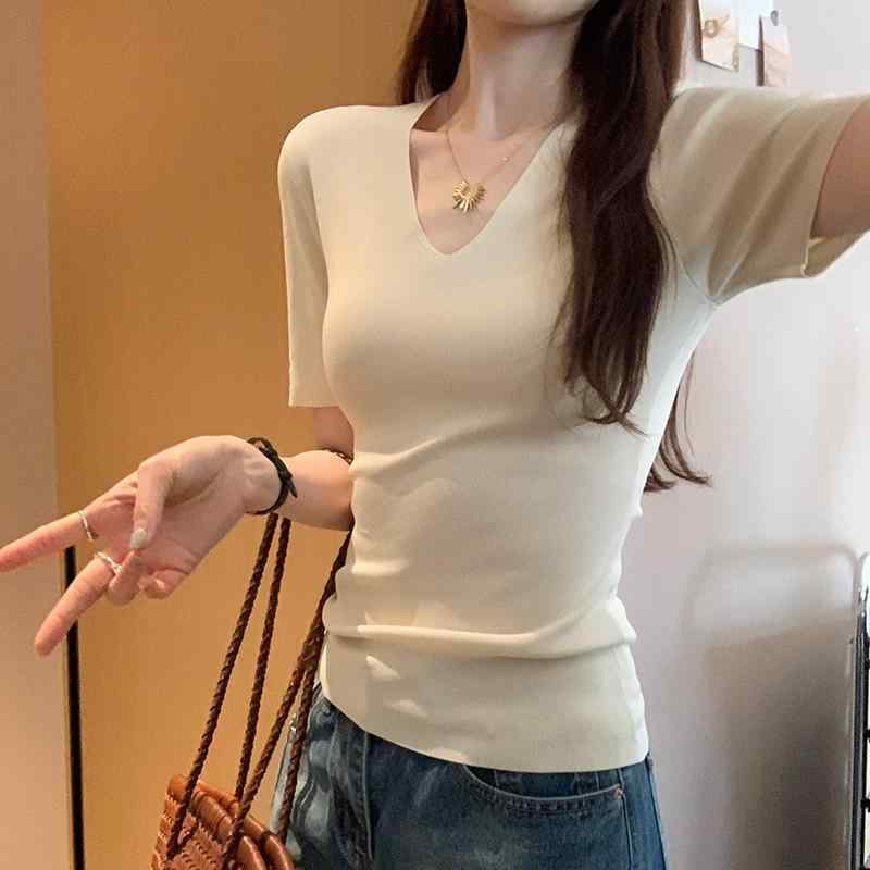 ニット トップス レディース Vネック 半袖 フレンチスタイル 高級感 個性的 春夏・素材: レーヨン・柄: 無地・厚さ: 普通・組み合わせ: 単品・スタイル: プルオーバー・フィット感: スリムフィット・袖タイプ: レギュラー袖・ネックライン: Vネック・袖丈: 半袖・着丈: 50-65cm・製法: ニット・カラー: ブラック、ベージュ・サイズ: S、M、L・主な素材混用率: 80-90%・カテゴリ: セーター