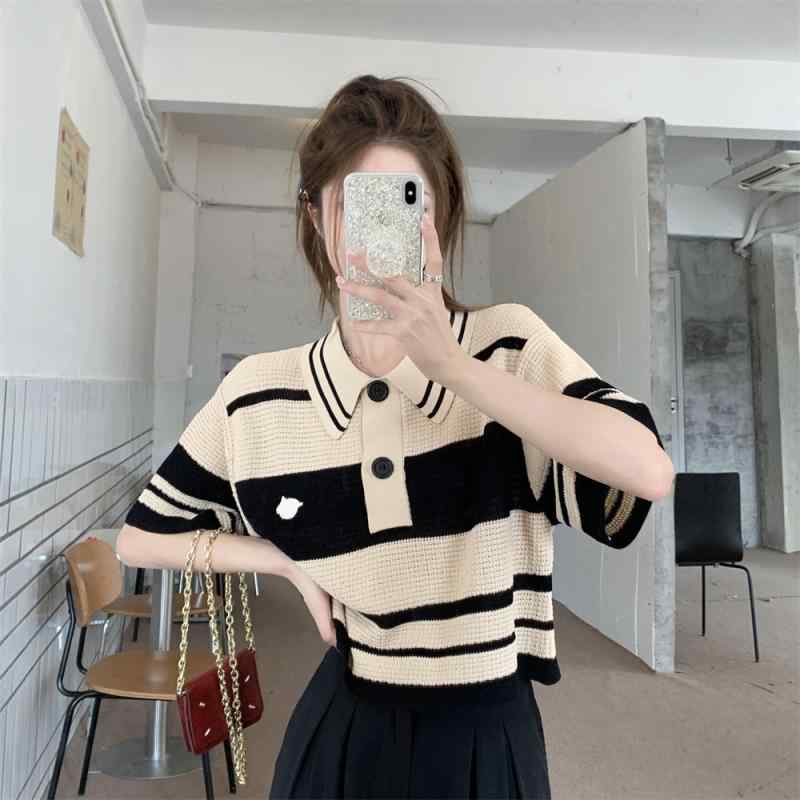 Tシャツ レディース 半袖 ポロ襟 襟付き ストライプ ニット レトロ ヴィンテージ風 おしゃれ クロップド丈 トップス カジュアル 春夏・カテゴリ: セーター・柄: 3D効果・厚さ: 薄手・組み合わせ: 単品・シルエット: タイト・袖タイプ: 通常袖・ネックライン: ポロネック・袖丈: 三分袖・流行元素: 配色・加工: シルケット加工・カラー展開: ピンク、ホワイト、グリーン、アプリコット・サイズ展開: フリーサイズ・スタイル: エレガント、通勤・着用方法: プルオーバー