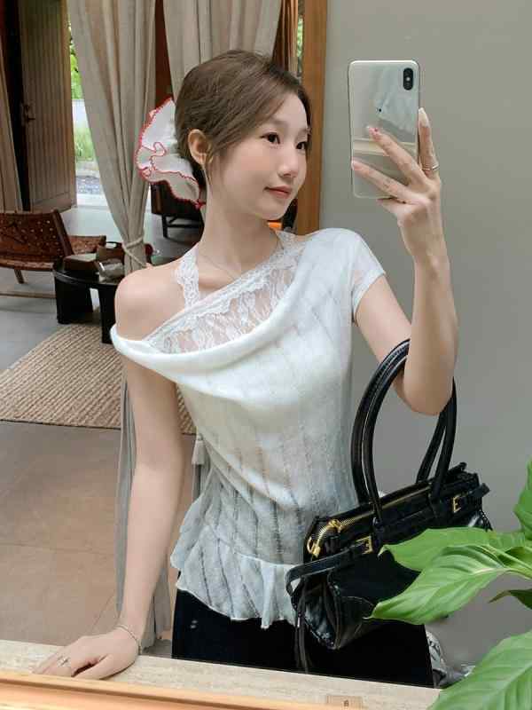 Tシャツ レディース カットソー トップス 半袖 挂脖 蕩襟 レース 切り替え フリル ヘムライン プルオーバー クルーネック 薄手 無地 フェミニン かわいい きれいめ オフィス 通勤 通学 普段着 デート 春夏・カテゴリ: Tシャツ・スタイル: カジュアル、純欲風・素材: その他・柄: 無地・ネックライン: ドレープネック・袖丈: 半袖・袖型: レギュラースリーブ・シルエット: スリムフィット・着丈: ミディアム丈（約50-65cm）・デザイン: レース、切り替え・カラー展開: ホワイト・サイズ展開: S、M、L