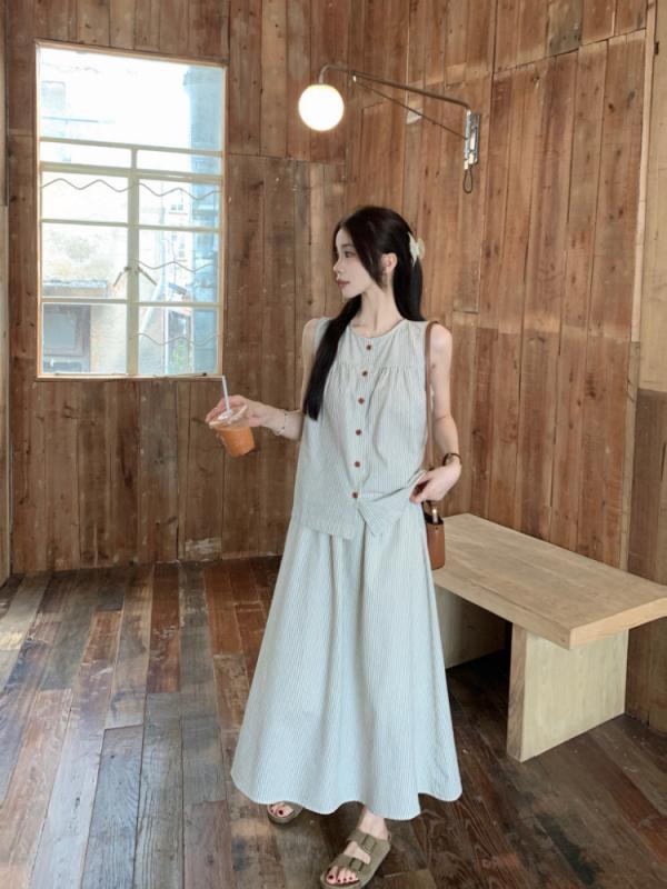 実際に 韓国風 シンプルリラックス 感の ある ストライプ スーツを 撮ります。商品番号: 79837#パターン: ストライプトップススタイル: シャツスカート丈: ミディスカート人気要素: ストライプ職人技: コラージュ/スプライシング発売年・発売時期: 2026年夏生地名: 綿混紡主な生地構成: その他ブランド: Sweetifei色: ベストトップ,スカートサイズ: ワンサイズスタイルタイプ: 日本と韓国風レジャー適用シーズン: 夏スタイル: シンプルスタイルスーツスタイル: スカートスーツ対象性別: 女性スリーブタイプ: ノースリーブ袖丈: ノースリーブラベル: 襟ネーム付き製品カテゴリー: カジュアルスーツタイプ: その他のブランドタグ: タグ付き