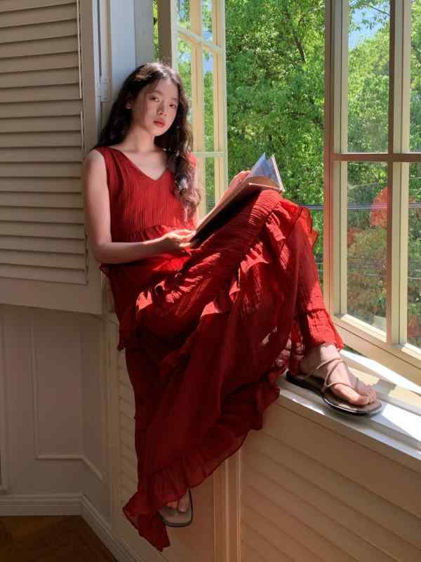 ワンピース レディース 韓国風 森ガール風 シンプル フリル ノースリーブ 春夏 カジュアル お出かけ 旅行 大人かわいい おしゃれ フェミニン 普段使い・素材: リヨセル・柄: 無地・加工: 切り替え・スタイル: プルオーバー・セット内容: 単品・着丈: ロング丈・スカートシルエット: フリルスカート・ネックライン: Vネック・袖のタイプ: ノースリーブ・袖丈: ノースリーブ・ウエスト: ゆったり・トレンド要素: フリル・カラー展開: オフホワイト、レッド、マスタードグリーン・サイズ展開: F・スタイルタイプ: フェミニン・主素材混率: 80%〜90%・テイスト: ナチュラル系・カテゴリ: ワンピース