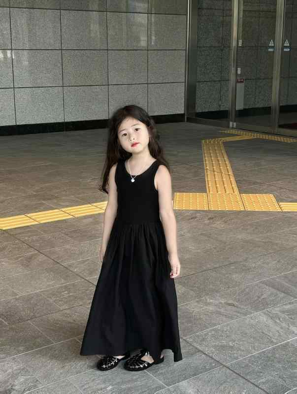 ワンピース キッズ 女の子 キャミソール ビーチドレス 背中開き 春夏 リゾート 海 バカンス カジュアル ナチュラル おしゃれ 可愛い 通気性 軽量・スタイル: 韓国風・素材: 綿・カテゴリ: キャミソールワンピース・安全基準: Bクラス・主素材成分: 綿95%・適用性別: 女子・対象年齢: 3-8歳（100-140cm）・柄: 無地・加工: 柔軟処理・款式: Aライン・スカートシルエット: Aライン・裏地成分: 綿90%・デザイン要素: トレンド・カラー展開: ブラック・サイズ展開: 90cm, 100cm, 110cm, 120cm, 130cm, 140cm・製品カテゴリ: 子供用ワンピース