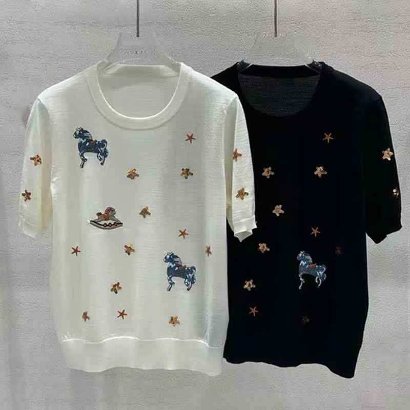 Tシャツ レディース ニット 半袖 アメリカン ヴィンテージ風 刺繍 スパンコール ゆったり デザイン ユニーク 夏 カジュアル 普段使い ラウンドネック・素材: テンセルウール・柄: 幾何学模様・厚さ: 薄手・セット内容: 単品・スタイル: フェミニン、スクール風・フィット感: レギュラー・袖のタイプ: 通常袖・ネックライン: クルーネック・袖丈: 肘丈・流行要素: スパンコール・着丈: 普通・加工: 刺繍・カラー: ホワイト、ブラック・サイズ: S、M、L・着用方法: プルオーバー・カテゴリ: セーター