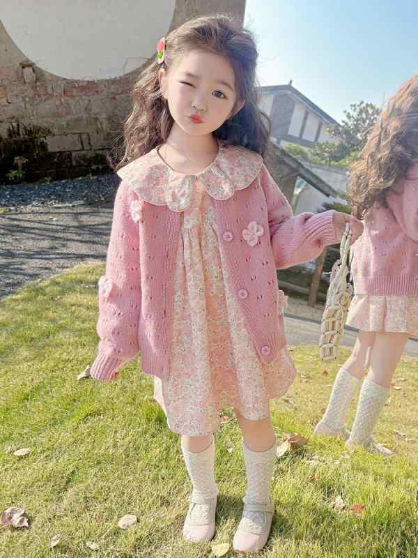 女の子 花柄 ドレス セット 2025 新作 子供の ニットカーディガンセーター 女の 赤ちゃん 秋 ツーピーストレンディセットブランド: その他貨物番号: Q978-1ソースカテゴリ: 適用性別: 女性スタイル: 韓国風セットタイプ: スカートスーツセット件数: 2点セットギフトボックスの内容: アパレル産地: 浙江省年齢層に適しています: 中小童(3 ~ 8歳、100 ~ 140cm)季節にぴったり: 春,秋袖の長さ: 長袖帽子付きですか: 帽子なし生地クラフト: ソフト処理厚さが薄い: 普通パターン: 花,その他実写写真: 実写モデルあり 発売年シーズン: 2024年春エレメント: セット,トレンド範AQL抽出検査基準: 2.5平車針距離12 ~ 14針/3cm: はい毛頭/雑余糸頭はトリミングか: すべてきれいにトリミング生地名: コットンメイン生地成分: コットンメイン生地成分含有量: 70セキュリティレベル: クラスB閉じたスタイル: 単列バックルカラー: 長袖ワンピース (一枚),セーターカーディガン (一枚),半袖ワンピース (一枚),アイスカーディガン (一枚)身長に合う: 90cm,100cm,110cm,120cm,130cm,140cm: ,,,,独立駅,LAZADA主な地域: アフリカ,ヨーロッパ,南米,東南アジア,北アメリカ,北东アジア,中東認可可能な自社ブランドます: いいえIPライセンスですか: いいえリードマーク: ラベルなし製品カテゴリ: 子供用スーツタイプ: ZHILI MARKETタグ: タグ付き