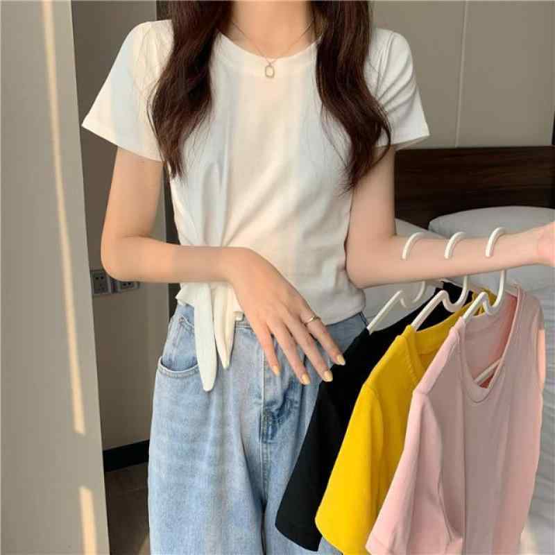 Tシャツ レディース 綿 半袖 クルーネック ショート丈 タイト フィット感 コンパクト シルエット 無地 シンプル カジュアル おしゃれ トップス 夏・カテゴリ: Tシャツ・スタイル: カジュアル、プルオーバー・素材: 綿100%・素材構成: 綿95%以上・ネックライン: クルーネック・袖丈: 半袖・袖の形状: レギュラー・着丈: 40-50cm・シルエット: スリムフィット・柄: 無地・加工: 形態安定加工・流行要素: 無地、立体装飾、紐付き・カラー展開: ブラック、ホワイト、ピンク、イエロー・サイズ展開: S, M, L, XL