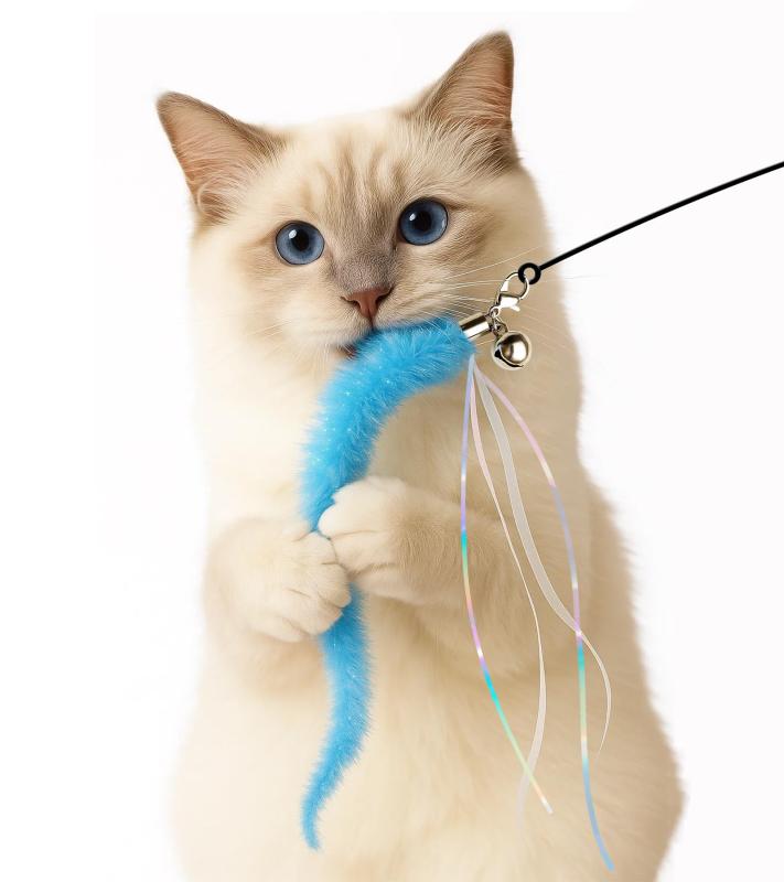 HOLYCAT 猫じゃらし 猫 おもちゃ イモムシ形 猫じゃらし 人気 猫おもちゃ一人遊び 鈴付き ねこおもちゃ 全身キラキラ ねこじゃらし 釣り竿 ストレス解消 運動不足対応 耐久性 ユニークデザイ✨️【イモムシ形×全身キラキラで夢中遊び】HOLYCAT 猫 おもちゃはイモムシ形・全身キラキラ・鈴付き・リボン一体型。猫おもちゃ一人遊びでも夢中になり、室内で運動不足対応やストレス解消に最適。💙【ブルー×キラキラで視認性抜群】全身キラキラのブルー基調で暗い室内でも追いやすく、幼猫〜成猫まで幅広く楽しめる猫おすすめおもちゃ。🐟【昆虫の這う動きを再現】軽く振るだけで不規則な動き。節のあるイモムシ形が自然に跳ね、ねこじゃらし 人気の要素を備え、短時間でも猫の好奇心を引き出す。🧶【耐久設計・猫が安心して遊べる】高耐久の糸＆接合部で外れにくい。活発なネコでもしっかり遊べ、毎日の運動不足対応とストレス解消を継続サポート。鈴付きの心地よいサウンドで遊びのリズムが分かりやすく、ねこじゃらしの楽しさをさらに引き出す。猫じゃらし 人気の要素をきちんと押さえた一品。☁️【軽量＆収納便利】軽量ロッドで操作しやすく、耐久性の高い接合部で長時間使用可能。コンパクトで収納しやすく、猫おもちゃの買い足しにも最適。