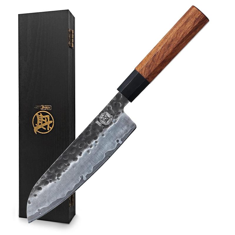 MITSUMOTO SAKARI 三徳包丁 190mm 手鍛造 高炭素ステンレス ローズウッドハンドル190mm三徳包丁の操作性: 刃渡り190mmの三徳包丁は、肉、魚、野菜など幅広い食材の下ごしらえに対応します。幅広い刀身と扱いやすい刃線により、野菜の押し切りや千切り、玉ねぎやハーブのみじん切り、骨なし肉や魚の切り分けなど、食材に合わせた切断操作を行いやすい形状です。9Cr18MoV芯材の3層構造: 芯材に9Cr18MoV高炭素鋼を採用し、外層鋼と組み合わせた3層構造の刀身に仕上げています。鋼材の構成が刃先を支え、野菜の薄切りから肉や魚の切り分けまで、繰り返しの調理で安定した刃先性能を支えます。手鍛造と黒打ち槌目仕上げ: 手鍛造によって成形した刀身に、黒打ち仕上げと槌目加工を施しています。槌目による細かな凹凸が食材と刀身の接触面積を抑えやすくし、じゃがいも、きゅうり、玉ねぎなどを連続して切る際の食材離れをサポートします。2mm薄刃と約218gのバランス: 約2mmに整えた刀身と約218gの重量設計により、野菜の押し切り、肉や魚のスライス、細かなみじん切りなどで刃の向きと動きを調整しやすくしています。焼入れ、焼戻し、深冷処理を施し、刃部硬度をHRC 58から62に仕上げています。ローズウッド八角柄と収納箱: ローズウッドを使用した八角形ハンドルは、握った際に刃の向きを確認しやすく、押し切りやみじん切りなど繰り返しの調理動作で安定した操作を支えます。付属のサンダルウッド収納箱は、使用しないときの整理保管に役立ちます。