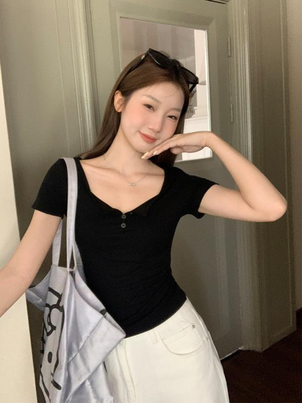 Tシャツ レディース カットソー プルオーバー トップス 半袖 Vネック ボタン アシンメトリー イレギュラー ヘム タック ギャザー シャーリング スリム フィット 細見え 着痩せ タイト ショート丈 無地 薄手 伸縮性 ストレッチ カジュアル シンプ putera-10426265 GRATIQUE MIEI パッケージ画像