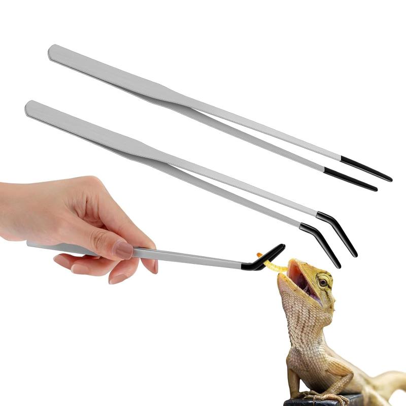爬虫類用 餌やりピンセット 2個セット ステンレス製 水槽 ピンセット長さ27cm ストレート＆カーブタイプ ゴムチップ付き ヒョウモントカゲモドキ フトアゴヒゲトカゲ ヘビ テラリウム 水槽 【2種類の形状で使い分け可能】ゴムチップ付きストレートタイプとカーブタイプの2本セット。爬虫類の種類や餌の大きさに合わせて最適な形状を選択可能。柔らかいゴム先端が爬虫類の口元を傷つけず、安全な給餌を実現します。【高品質ステンレス製】良質なステンレス鋼材料で作られており、丈夫で耐久性があり、壊れにくく、長時間使用することができます。表面は鏡面仕上げで汚れが付着しにくく、清潔を保ちやすい設計です。【27cmロング設計でストレスフリー】約27cmの十分な長さで、テラリウムの奥まで届きます。手を水槽内に入れずに作業可能なため、爬虫類に不要なストレスを与えません。特に神経質な個体の給餌に最適です。【人間工学に基づいた操作性】これらの給餌ツールは、握り部分に滑り止め加工を施したエルゴノミックデザイン。コオロギやミミズなどの小さい餌も確実に把持でき、水草の植え替えやタンク掃除などの細かい作業も簡単です。【多機能】トカゲ、ヘビ、カメなどの爬虫類の精確な餌やりに適しているだけでなく、虫、ミミズを挟み取り、水草、石などを処理するためにも使用でき、ペット飼育者と水族愛好家の実用的なツールである。