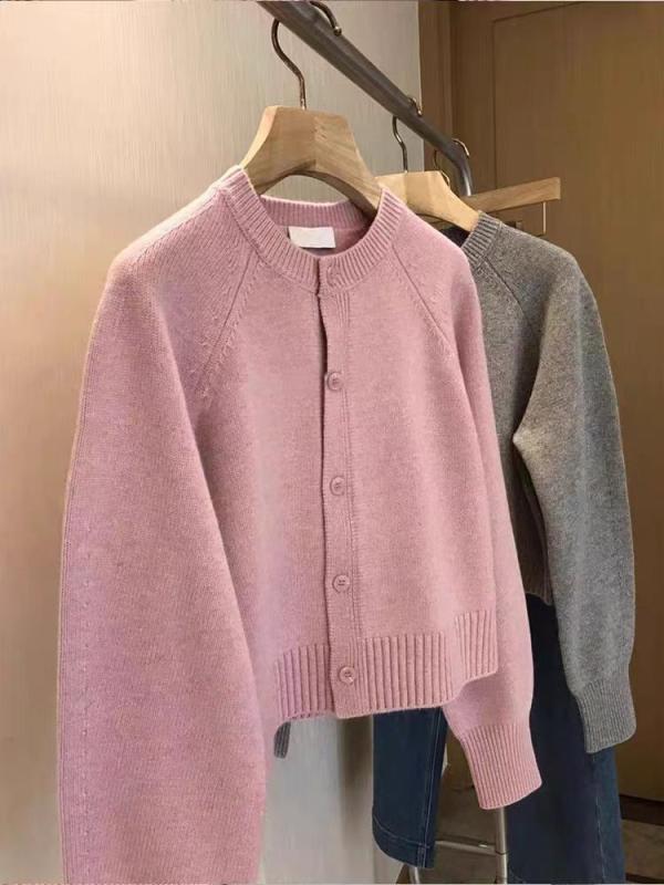 韓国 系の シンプルショートコートは 秋冬 ラウンド ネックを 合わせて 肩の 袖を 入れます。商品番号: 3997ブランド: その他生地名: ウール主な生地構成: ウールパターン: ソリッドカラー組み合わせ形態: 単品スタイル: カーディガンスタイル,通勤スタイルバージョン: 従来のスリーブタイプ: レギュラースリーブ発売年・シーズン: 2025年春首輪の種類: ラウンドネック袖丈: 長袖クラフト: 編み物色: グレー,ピンクサイズ: M,Lスタイルタイプ: 上品通勤スタイル着る方法: カーディガン主な生地成分の含有量: 95%以上製品カテゴリー: セーター,ニットセーター