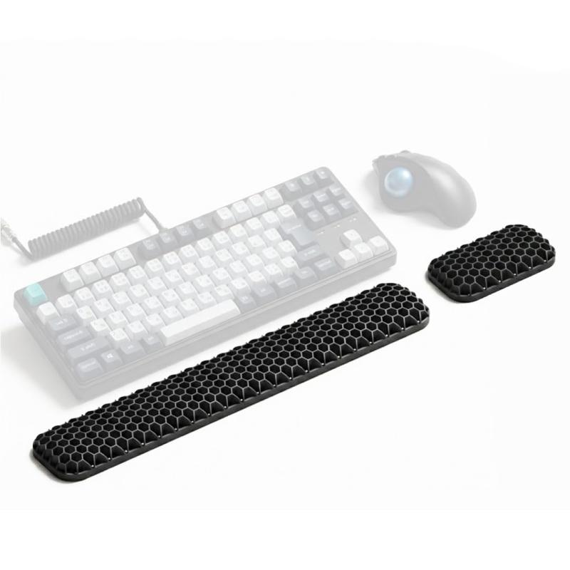 キーボード リストレスト マウス 用 TPEハニカム構造 パームレスト 超通気性 丸洗いOK 薄型 ブラック【蒸れない・ヘタらない・洗える キーボード &amp; マウスリストレスト】従来のジェルや低反発ウレタンとは異なる TPE ハニカム構造のキーボード・マウス兼用リストレスト。六角形の中空デザインが空気の通り道を確保し、長時間のキーボード入力やマウス操作でも手首が蒸れません。手首が痛くならない人間工学設計で快適なデスクワークをサポートします。【ハニカム中空構造で夏でもサラッと快適】ジェルやウレタン素材のリストレストは密閉構造のため汗で蒸れやすいのが弱点。本品は全面が中空になったハニカム構造で空気が自由に循環し、キーボード操作時やマウス使用時も通気性を確保。真夏でも手首がベタつかず、常に快適な使い心地をキープします。【丸洗いできて、ずっとヘタらない】100% TPE 素材だから水でそのまま丸洗い OK。キーボード周りやマウス使用時に付着した汚れも洗剤で洗って自然乾燥するだけで常に清潔です。高弾性 TPE は押しても揉んでもすぐ元通り、低反発ウレタンのように半年でヘタることがなく長くお使いいただけます。【薄型 20mm・軽量設計で疲れにくい】厚すぎるリストレストはキーボード入力やマウス操作時に手首の角度が不自然になり逆に疲労の原因に。本品は高さわずか 20mm で自然な手首ポジションをキープし、底面には滑り止め加工を施してデスク上でズレず安定して使用可能です。【キーボード・マウス両方に対応するサイズ感】デスク上のキーボード横やマウス周りに最適なサイズで設置しやすく、素材 100% TPE・カラーブラックでデスク環境に馴染みます。デスクワーク・テレワーク・ゲーミングなど長時間使用するシーンに最適で、手首の負担を大幅に軽減します。