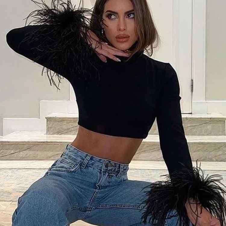 ["ニット レディース 秋冬 ショート丈 クロップド丈 フェザー飾り ハイネック 長袖 セクシー スリムフィット トップス 伸縮性 普段使い デート おしゃれ ブラック系"]・素材: ポリエステル・主素材成分2: 綿（30%以下）・柄: 無地・厚さ: 普通・構成: 単品・スタイル: プルオーバー（アーバンスタイル）・フィット感: スリムフィット・袖のタイプ: レギュラー袖・襟のタイプ: ハイネック・袖丈: 長袖・流行の要素: おへそ出し・着丈: ショート丈（40cm以上50cm以下）・加工: 切り替え・カラー: ブラック、ホワイト・サイズ展開: S、M、L・スタイルタイプ: 通勤・カテゴリ: セーター