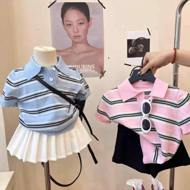 ・カテゴリ: キッズ用ニットウェア・性別: 男女兼用・生地加工: 柔軟加工・スタイル: 韓国風・対象年齢: 3〜8歳（身長100〜140cm）・厚さ: 薄手・袖丈: 半袖・仕様: プルオーバー・柄: ボーダー・フード: フードなし・素材: ニット・主な素材の成分: ポリエステル81%〜90%・糸の太さ: 極細毛糸・ネックライン: 襟付き・カラー展開: ブルー、ピンク・サイズ展開: 90cm、100cm、110cm、120cm、130cm