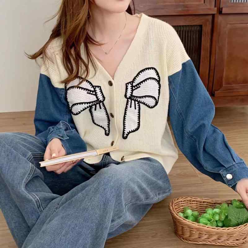 ・カテゴリ: 毛衣・主な素材: 腈纶50%（含）-70%（不含）・柄: 蝴蝶结・厚さ: 超薄・セット内容: 単件・スタイル: 加长款・シルエット: 宽松型・袖型: 常规袖・ネックライン: V字领・袖丈: 长袖・人気の要素: 蝴蝶结・着丈: 普通款(50cm<衣长≤65cm)・仕立て: 提花・カラー展開: 黒色、米白色、灰色、咖啡色・サイズ展開: 均码・スタイルタイプ: 日韩休闲・着用方式: 开衫・雰囲気: 休闲风・越境スタイルタイプ: 气质