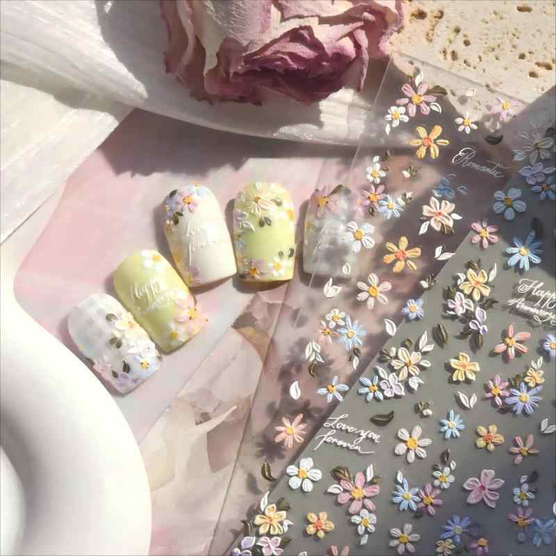 GRATIQUE MIEIの3D浮彫り花ネイルシール 桜・ヒナギク・レースデザイン ホワイト 結婚式や日常に 女性・ギフトに｜アングル2
