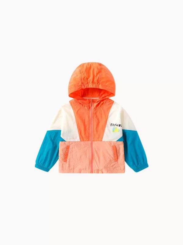 ・カテゴリ: 子供用アウター/ジャケット/コート・対象性別: 男女共用・スタイル: カジュアル・生地の厚さ: 薄手・生地加工: 柔軟加工・フード: フード付き（取り外し不可）・袖丈: 長袖・主な素材: ナイロン100%・開閉仕様: ファスナー・カラー展開: グレーブルー、オレンジレッド、グリーンオレンジ・対応身長: 80cm、90cm、100cm、110cm、120cm、130cm・着丈: ショート丈
