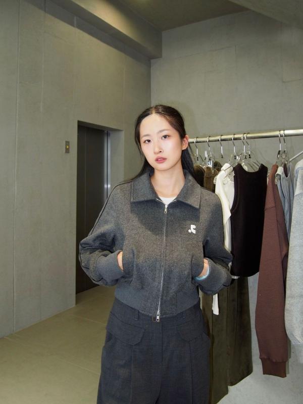 ・カテゴリ: コート・袖の形状: レギュラースリーブ・デザイン要素: ファスナー・厚み: 普通・襟型: 折り襟・生地名称: ウール混・主な素材: ウール・柄: 英字、数字、文字・シルエット: ルーズフィット・加工技術: 刺繍・着丈: ミディアム丈（約50cm超65cm以下）・袖丈: 長袖・カラー展開: ネイビー、ダークブラウン、杢グレー・サイズ展開: S、L・スタイル: カジュアル、日韓風