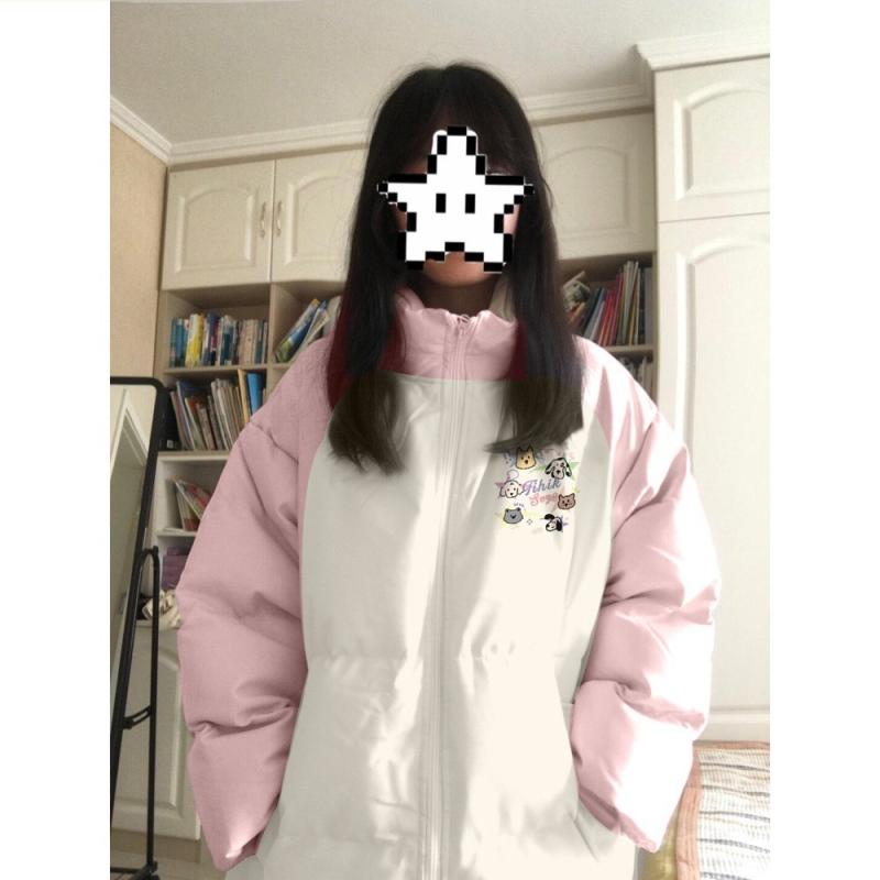 ・カテゴリ: 棉衣/棉服・スタイル: カジュアル、韓国風・中綿: 模造シルク綿・素材: ポリエステル100%・着丈: 中長丈（約65-80cm）・袖丈: 長袖・シルエット: ルーズ・襟型: スタンドカラー・フードのファー: ファーなし・フードの取り外し: 取り外し不可・デザイン特徴: ファスナー・カラー展開: 米白色×ピンク・サイズ展開: M、L、XL、XXL・厚さ: 普通・袖型: レギュラースリーブ・柄: アニメキャラクター・対象年齢: 成人・対象性別: 女性