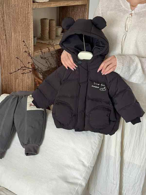 ・カテゴリ: キッズ用羽绒服・羽绒インナー・対象性別: 男女兼用・対象年齢: 乳幼児（1-3歳、80-100cm）・中綿: ホワイトダックダウン・スタイル: 韓国風・柄: 無地・ダウン含有量: 86%-90%・生地加工: 柔軟加工・フード: フード付き（取り外し不可）・デザイン要素: 英字、キュート・衣類タイプ: ダウンジャケット・着丈: ミドル・ロング丈・シルエット: ジャストサイズ・安全基準: A類・素材（表地）: 化学繊維・素材（裏地）: ポリエステル100%・素材（主生地）: ポリエステル100%・厚さ: 極厚・前開き仕様: ファスナー・袖丈: 長袖・股上: レギュラー（ミドルウエスト）・カラー展開: ブラック、M色、ブラウン、ブルー・中綿量: 90g・対応身長: 73cm、80cm、90cm、100cm、110cm