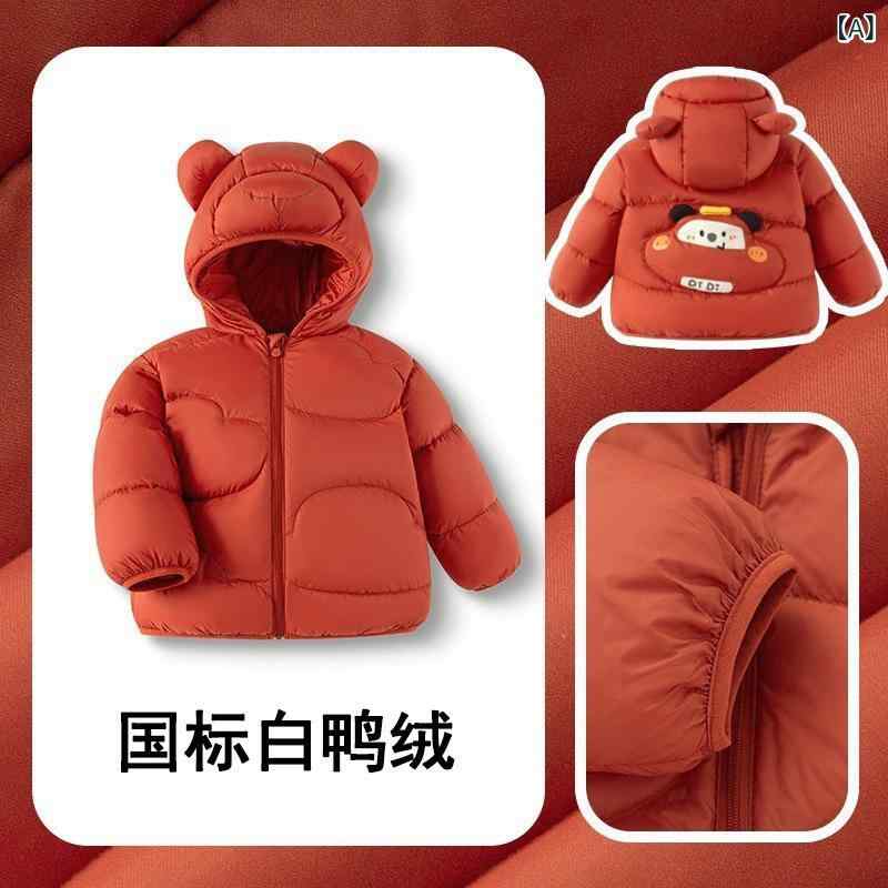 ・カテゴリ: キッズ羽絨服・インナーダウン・性別: キッズ・適合年齢: 中小童（3〜8歳、100〜140cm）・詰め物: 白ダックダウン・スタイル: カジュアル・柄: 無地、キャラクター・ダウン含有量: 86%〜90%・生地加工: 柔軟処理・フード: フードあり（取り外し不可）・デザイン要素: スポーツ、キャラクター、キュート、プリント、トレンド・タイプ: ダウンジャケット・着丈: ショート丈・シルエット: ルーズフィット・安全基準: A類・生地名: 化学繊維・裏地組成: ナイロン・裏地組成の含有量: 95%以上・主生地組成: ナイロン・主生地組成の含有量: 100%・厚み: 薄手・開閉仕様: ファスナー・袖丈: 長袖・カラー展開: テラコッタ、ファンタジーピンク、ペールイエロー、オフホワイト、ブルー・充填量: 100g未満・適合身長: 80cm、90cm、100cm、110cm、120cm